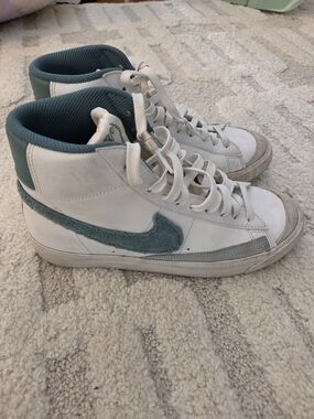 Nike Kids' White High-Top Sneakers with Teal Fuzzy Logo. Size 7 youth